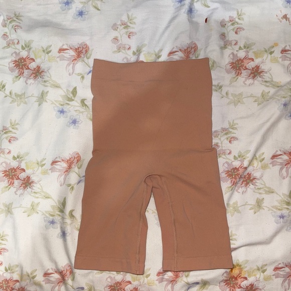 New Skims Core Control Shorts - Picture 1 of 2